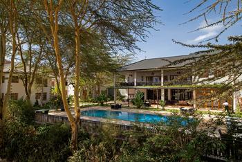 Kahawa House: Swimming Pool vor dem Haupthaus