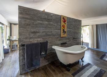 Khwai Expeditions Camp: Badewanne im Gästezimmer
