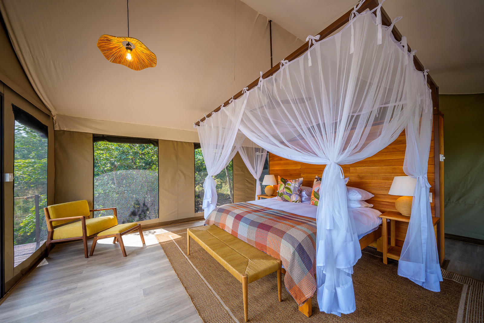 Muddy Teak Camp Muddy Teak Camp: Doppelbett im Gästezelt