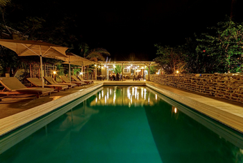 Naankuse @ Utopia: Pool bei Nacht