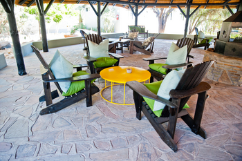 Namib Desert Lodge: Outdoor Lounge mit Kamin