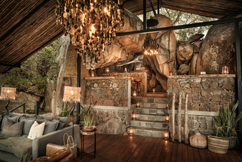 Nimali Mara Camp: Gemeinschaftszelt mit Felswand