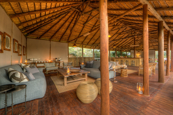 Nokanyana Camp: Lounge unter Rieddach