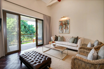 The Palm River Hotel: Executive Suite - Lounge und Balkon