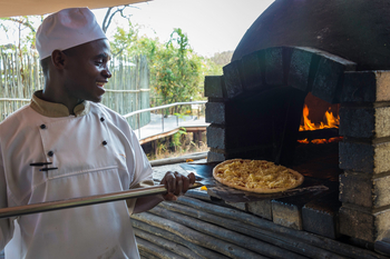 Toka Leya Camp Toka Leya Camp: Steinofen