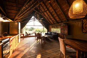 Valley Hideaway: Esstisch, Lounge und Küche