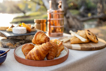 Anantara Tented Camp Kafue River: Frühstückstafel mit Croissants und Käse