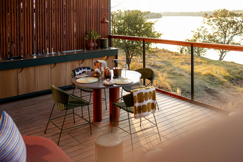 Anantara Tented Camp Kafue River: Runder Esstisch mit Morgengedeck am Fluss