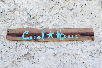 Astove Coral House: Eingangsschild