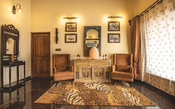 Bamboo Forest Safari Lodge: Bungalow - Teppich