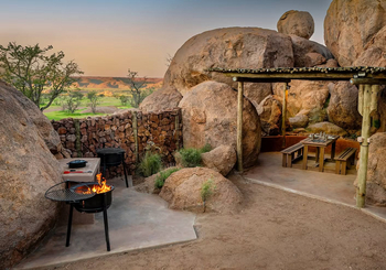 Camp Isa: Tische im Freien