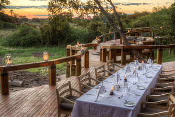 Camp Okavango: Esstisch im Essbereich