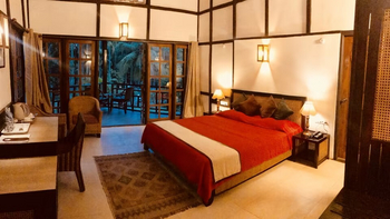Infinity Resort Kaziranga: Doppelbett und Blick zur Veranda