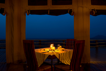 Kubu Kubu Tented Camp: Esstisch mit Kerze