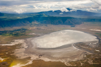 Laba Ngorongoro Crater: See vor Hügellandschaft