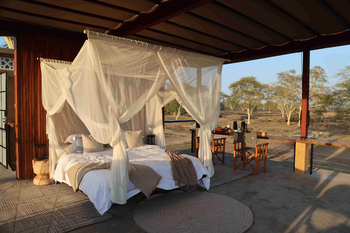 Lion House Sleep-out: Himmelbett unter Leinenvorhang