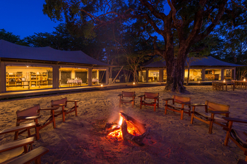 Little Makalolo Camp Little Makalolo Camp: Speiezelt links und Loungezelt