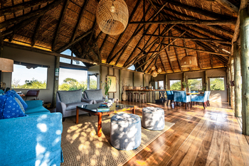 Mangwane Hideaway: Lounge und Esstisch