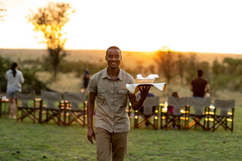 Mara Kati Kati Tented Camp: Guide mit Speisetablett
