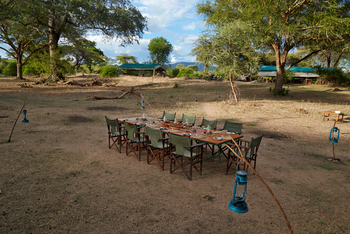 Mdonya Old River Camp: Laternen und Dinner Table