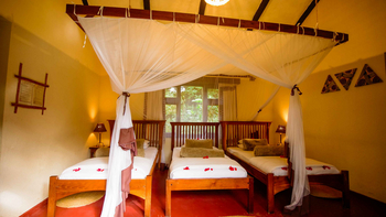 Moivaro Lodge: Drei Einzelbetten mit Moskitonetz und Kunstwerk