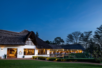 Ngorongoro Farmhouse: Hauptbereich am Abend