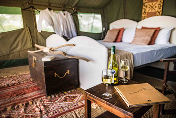 Olaado Camp: Wein im Gästezelt