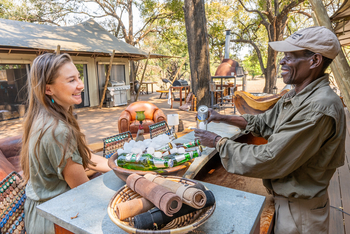 Painted Dogs Lagoon Camp: Bar