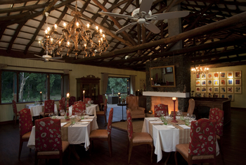 Samode Safari Lodge Samode Safari Lodge: Restaurant mit Kronleuchter