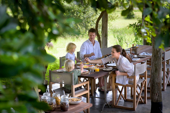 Singita Castleton: Familie genießt Buschfrühstück im Morgenlicht