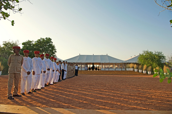 Sujan The Serai: Mitarbeiter vor dem Empfangszelt