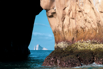 andBeyond Galapagos Explorer: Felsbogen umrahmt ikonische Vulkaninsel
