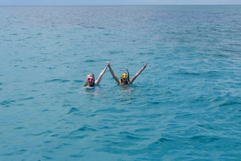 Alfajiri Villas Alfajiri Villas: Zwei Frauen mit Schnorchelausrüstung