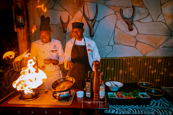 Amakoro Songa Lodge: Essen wird zubereitet