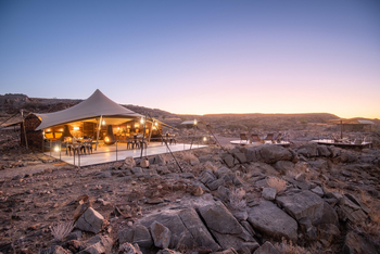 Camp Doros: Gemeinschaftszelt mit Kamin