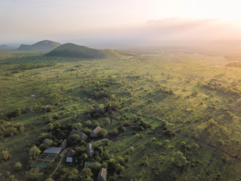 Campi ya Kanzi: Kleine Krater vor der Lodge