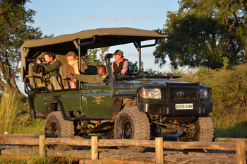 Duba Plains Camp: Geländefahrzeug auf einer Holzbrücke