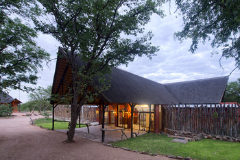 Hobatere Lodge: Eingang