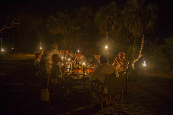 Lake Manze Camp: Gäste beim Dinner