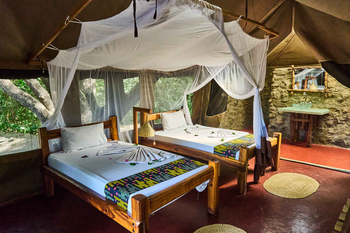Lake Natron Tented Camp: Zwei Betten mit Leuchtendem Ethnischem Läufer