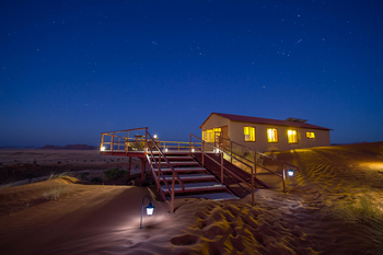 Namib Dune Star Camp Namib Dune Star Camp: Orion über dem Hauptgebäude