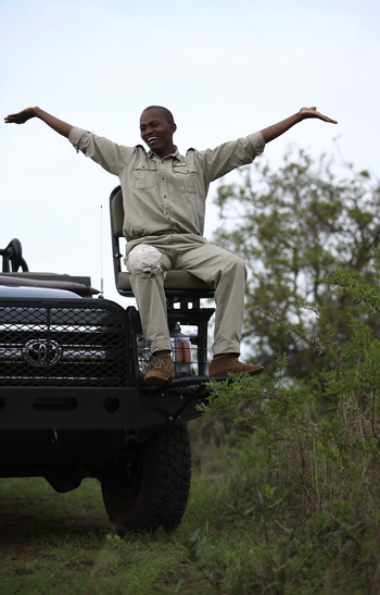 Phinda Mountain Lodge: Ranger auf dem Safarifahrzeug