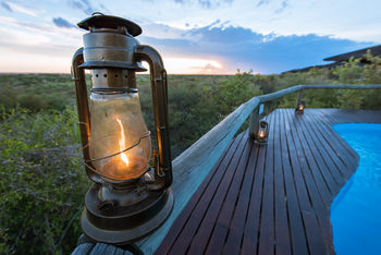 Tau Pan Camp Tau Pan Camp: Laterne am Pool