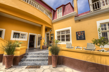 Villa Margherita: Gartenterrasse mit Eingang zum Essbereich