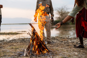 Chem Chem Lodge: Lagerfeuer am Seeufer