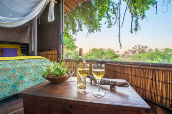 Delta Camp Delta Camp: Wein im Chalet