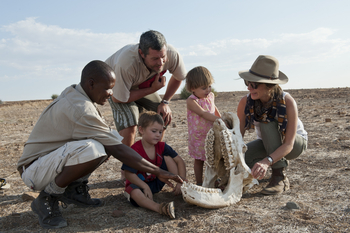 Desert Rhino Camp Desert Rhino Camp: Guide zeigt Kindern einen Nashornschädel