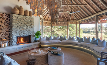 Dulini River: Lounge mit Kamin