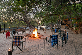 Ichingo Chobe River Lodge: Lagerfeuer