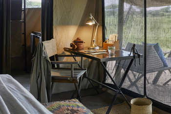 Legendary Nyasi Tented Camp: Family Tent - Schreibtisch